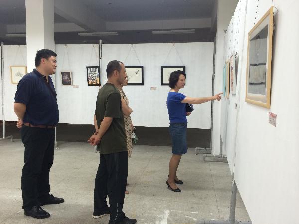 图为窦书记在纪检负责人陪同下观展 图为窦书记在纪检负责人陪同下观展
