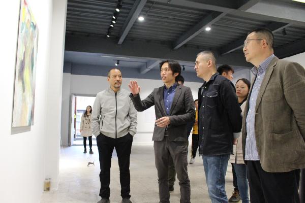 曾梵志先生(右二)和许奋院长(右一)观看课程作业展 曾梵志先生(右二)和许奋院长(右一)观看课程作业展