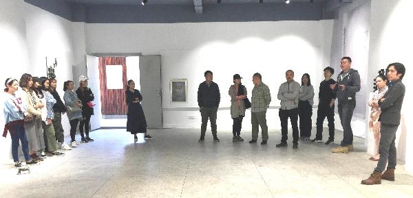 壁画系教师对参展作业进行点评 壁画系教师对参展作业进行点评