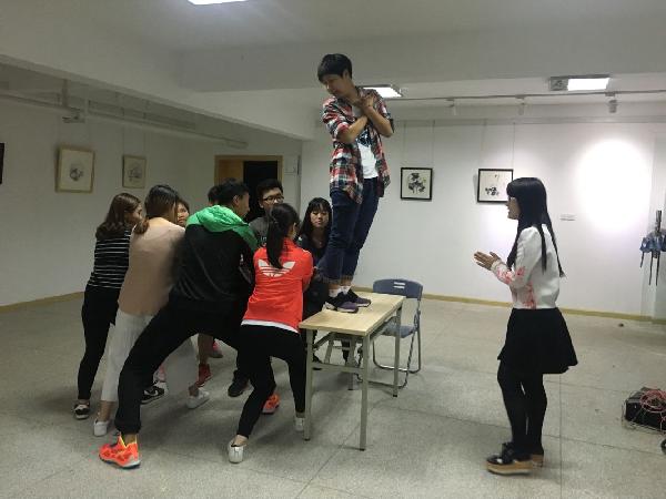 信任背摔 信任背摔