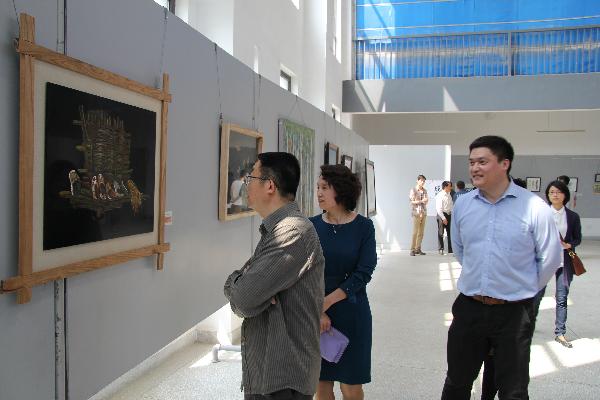 图片为校级领导参观我系展览 图片为校级领导参观我系展览